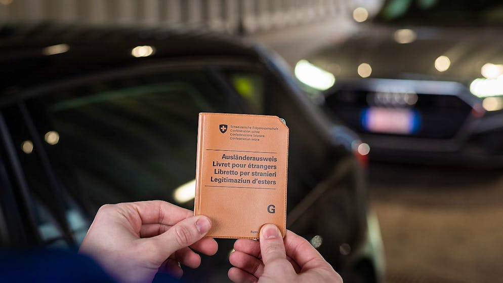 Ende 2022 reisten 6,1 Prozent mehr Grenzgängerinnen und Grenzgänger zur Arbeit in die Schweiz als im Vorjahr: Grenzgängerausweis G am Zoll in Chiasso. (Archivbild)