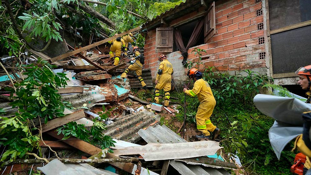 Rettungskräfte suchen nach Überlebenden, nachdem Überschwemmungen heftige Erdrutsche ausgelöst haben. Dies hat in Brasilien am Karnevalswochenende mindestens 36 Menschenleben gefordert. Foto: Andre Penner/AP/dpa