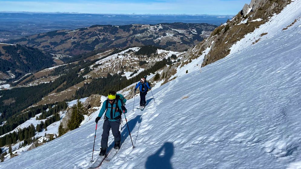 Auch im Gantrischgebiet (Kanton Freiburg) mussten Skitourengeher hoch hinaus, um die geschlossene Schneedecke zu erreichen. 19. Februar 2023.