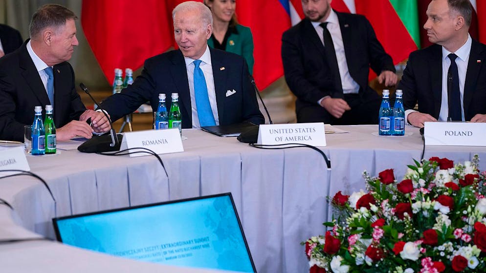 US-Präsident Joe Biden (2.v.l) spricht mit seinen Amtskollegen Klaus Iohannis (l) und Andrzej Duda (r). Foto: Evan Vucci/AP/dpa