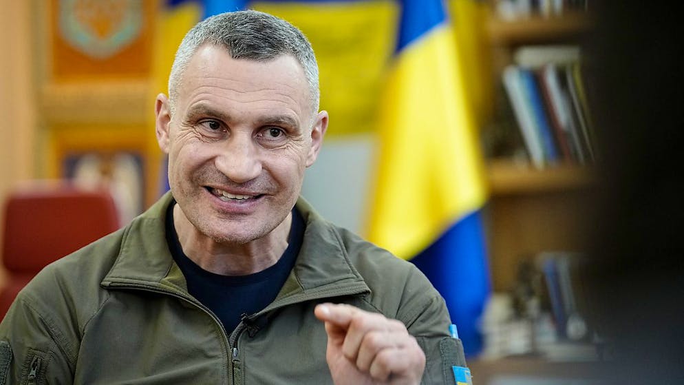 Kiews Bürgermeister Vitali Klitschko spricht in einem Interview in seinem Büro im Rathaus der ukrainischen Hauptstadt. Foto: Kay Nietfeld/dpa