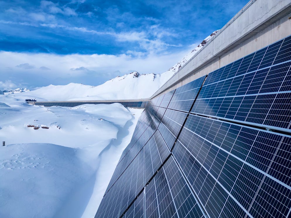 Grösste alpine Solaranlage der Schweiz: die Muttsee-Staumauer im Kanton Glarus.