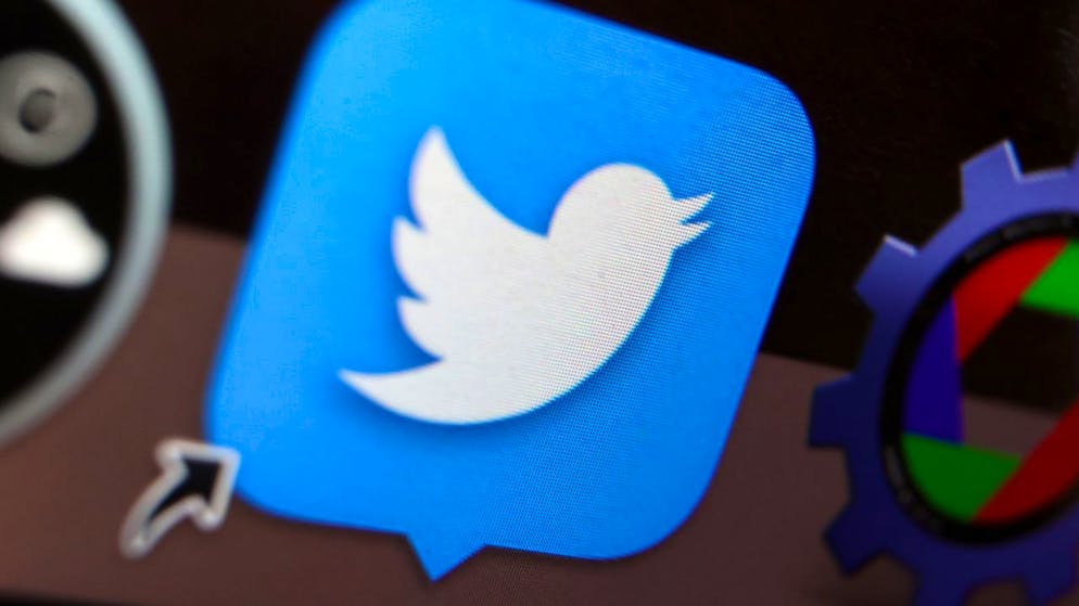 ARCHIV - Das Twitter-Logo wird auf einem Bildschirm dargestellt. Foto: Karl-Josef Hildenbrand/Deutsche Presse-Agentur GmbH/dpa