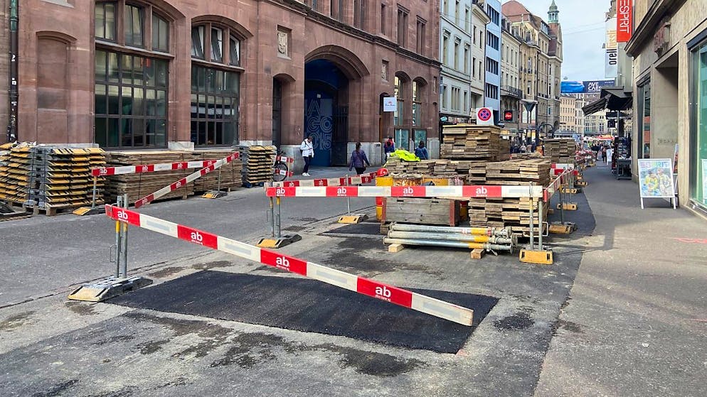 Baustellen in der Basler Innenstadt werden für die Fasnacht abgebaut und dicht gemacht.