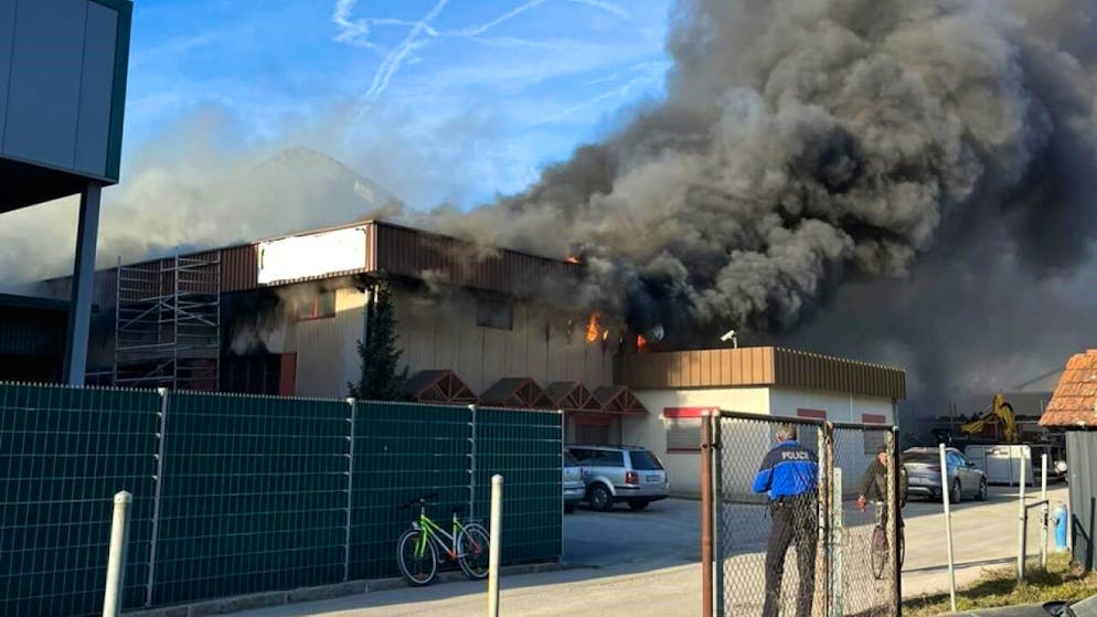 Aus der brennenden Werkstatt in der Industriezone von Ardon VS dringt dichter Rauch.