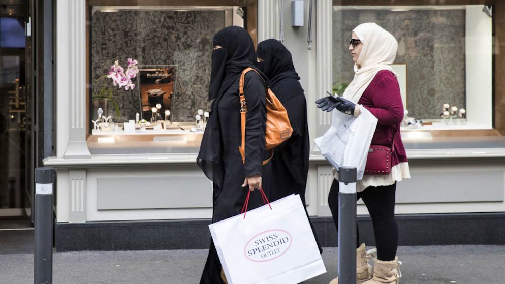 Künftig soll es verboten sein, in der Schweiz das Gesicht zu verhüllen. Die Ständeratskommission möchte die Umsetzung der sogenannten Burka-Initiative aber auf kantonaler Ebene angehen. (Themenbild)