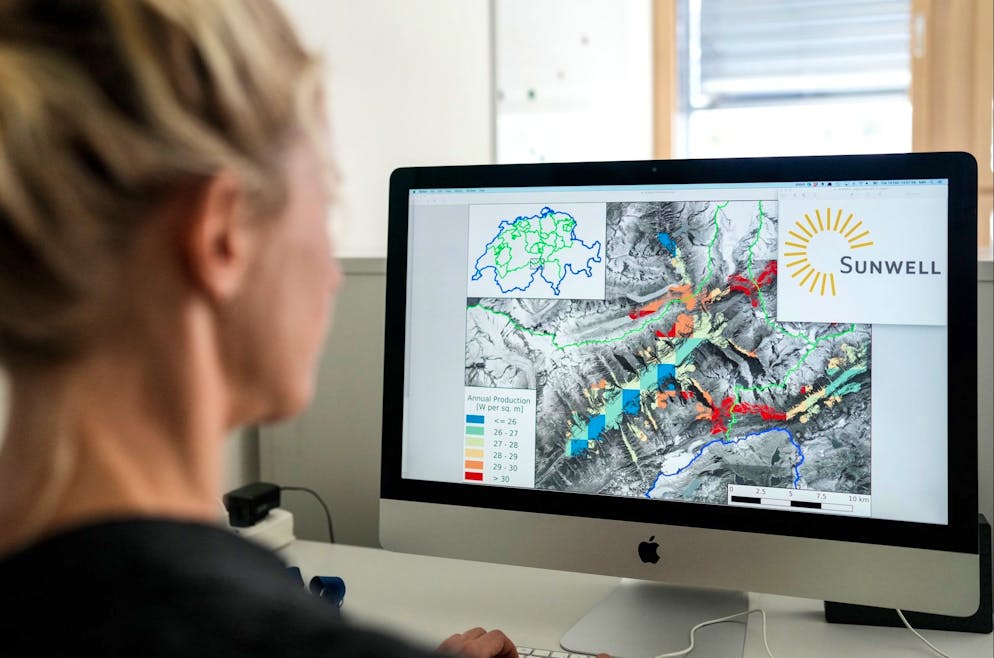 Lexus Staunmauer. Sie zeigt mit ihrer Firma die Vorteile von Fotovoltaik in den Bergen auf.