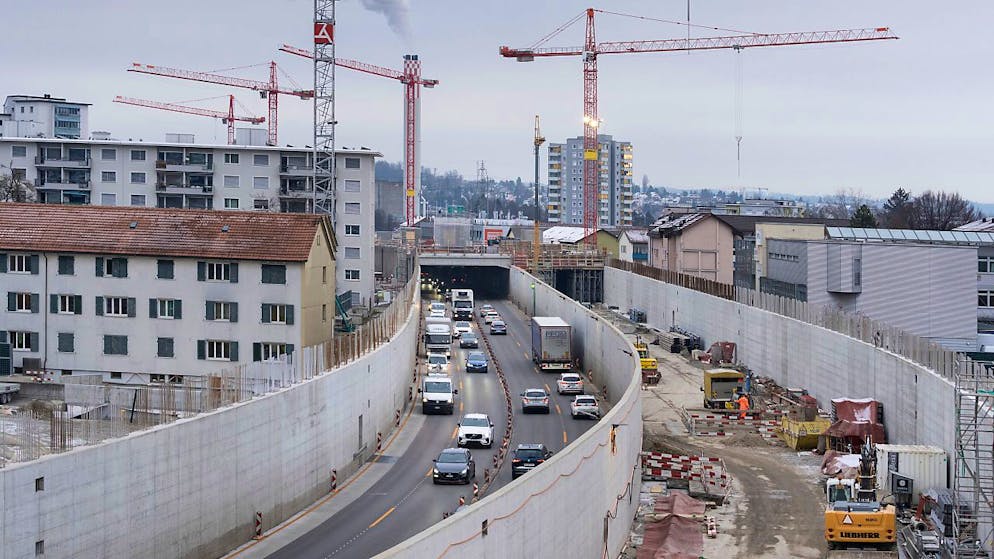 Blick auf den Autobahnabschnitt A1L zwischen dem Autobahnkreuz Aubrugg und dem Schöneichtunnel im Kanton Zürich: Der Bundesrat schnürt ein neues Milliardenpaket zugunsten der Verkehrsinfrastruktur. (Themenbild)