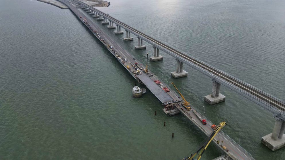 Nach einer Explosion wird am 8. November 2022 an der durch eine Explosion beschädigten Brücke auf die Krim gearbeitet. 