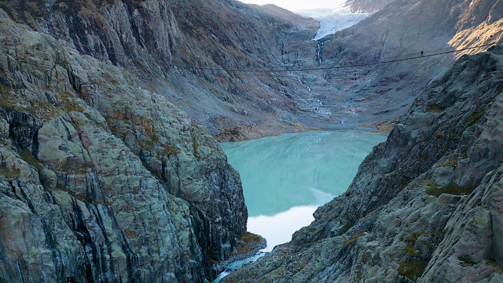Die Kraftwerke Oberhasli AG (KWO) wollen in der mit Wasser gefüllten Senke unterhalb des Triftgletschers einen Staudamm bauen.