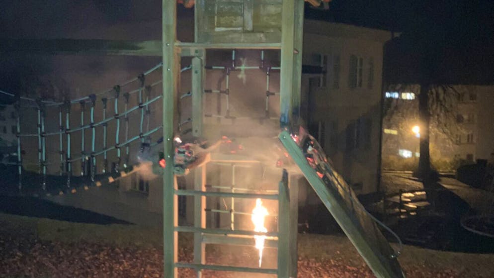 Unbekannte zündeten in Schwanden GL einen Kletterturm auf einem Spielplatz an und verursachten einen mehreren tausend Franken teuren Schaden.