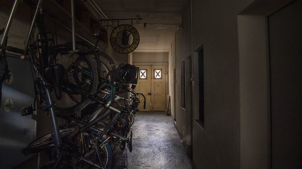 Fallen der Strom und damit die Kommunikationskanäle aus, kann sich die Bündner Bevölkerung nun an Notfalltreffpunkten in ihrer Wohngemeinde informieren oder Hilfe holen. (Symbolbild)