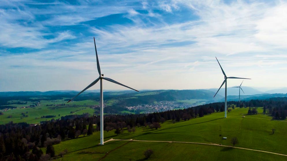 Die Windkraft auf den Jurahöhen und zusätzliche regionale Wasserkraftanlagen liefern im Winter der Bevölkerung der Region grösstenteils Strom aus erneuerbaren Energien. (Archivbild)