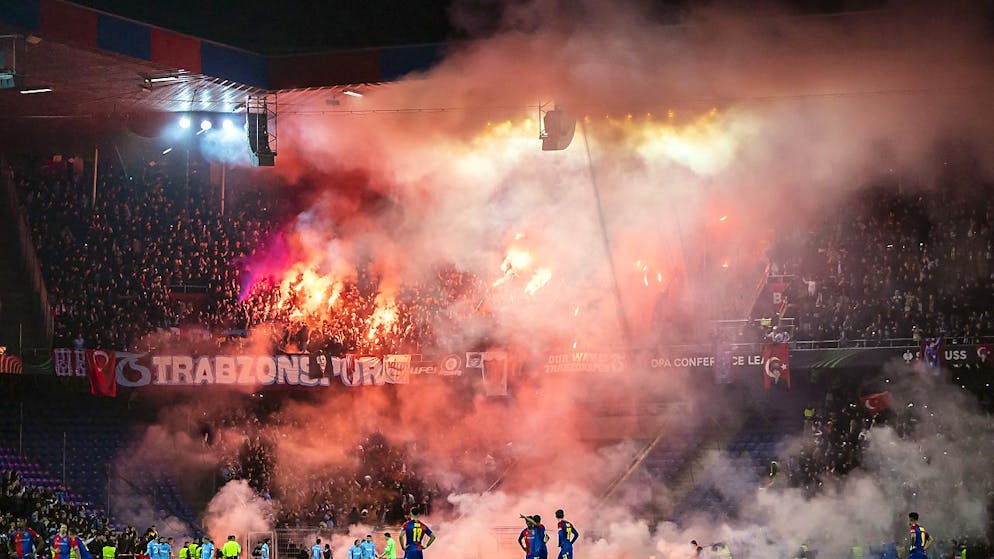 Basel stösst in die Achtelfinals vor - Gallery. Die türkischen Fans im St. Jakob-Park im Freudentaumel nach dem vermeintlichen 1:1, das dann wegen Abseits aberkannt wurde