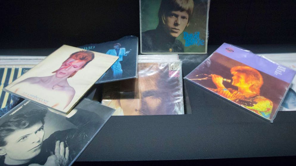 ARCHIV - Mehrere Plattencover von David Bowie werden im Rahmen einer retrospektiven David-Bowie-Ausstellung mit dem Titel «David Bowie Is» im Pariser Philharmonischen Museum ausgestellt. Sie sollen von 2025 an in einem neuen Bowie-Zentrum für die Öffentlichkeit zugänglich sein. Foto: Jacques Brinon/AP/dpa