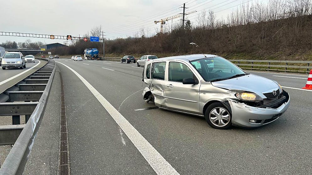 Der Personenwagen wurde beim Unfall stark beschädigt.