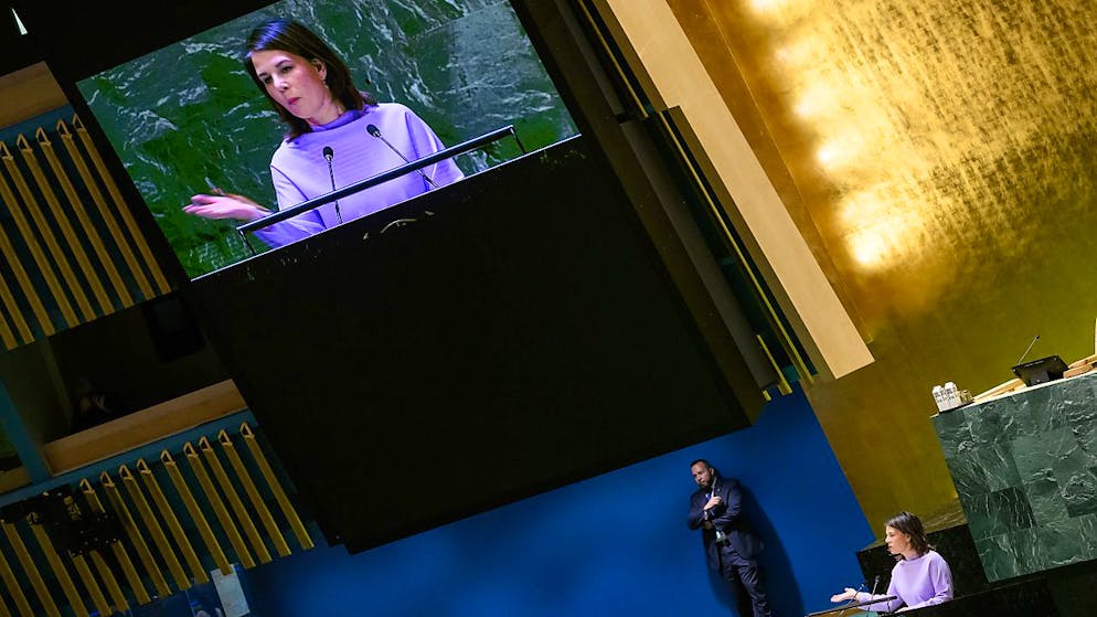 dpatopbilder - Annalena Baerbock (Bündnis 90/Die Grünen), Außenministerin, spricht bei der Notsondertagung der Generalversammlung der Vereinten Nationen. Foto: Bernd von Jutrczenka/dpa
