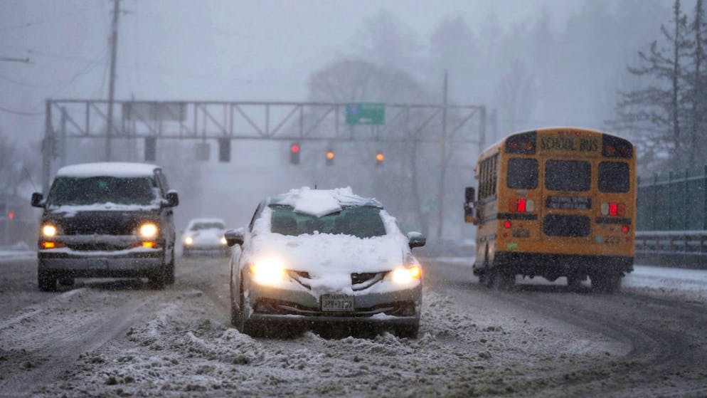 Fahrzeuge fahren während eines Schneesturms die Rosa-Parks-Überführung der Interstate 5 in Portland entlang. Foto: Dave Killen/The Oregonian/AP/dpa