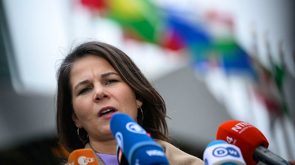 Annalena Baerbock spricht zu Journalisten nach ihrer Rede bei der Notsondertagung der Generalversammlung der Vereinten Nationen vor dem Hauptquartier der Vereinten Nationen. Foto: Bernd von Jutrczenka/dpa