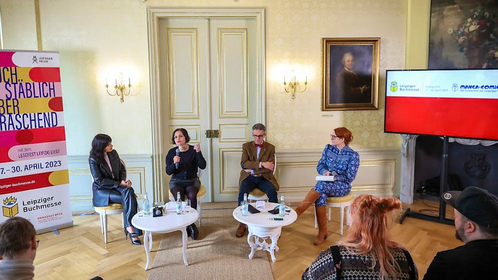 Seyda Kurt (l-r), Autorin und Journalistin, Katja Gasser, künstlerische Leiterin des Gastlandauftritts von Österreich, Oliver Zille, Direktor Leipziger Buchmesse, und Katrin Schumacher, Moderatorin, sitzen in der Programmpressekonferenz der Leipziger Buchmesse. Es wurden Programmhighlights und Schwerpunkte der Leipziger Buchmesse, Manga-Comic-Con sowie des Lesefestes «Leipzig liest» vorgestellt. Foto: Jan Woitas/dpa