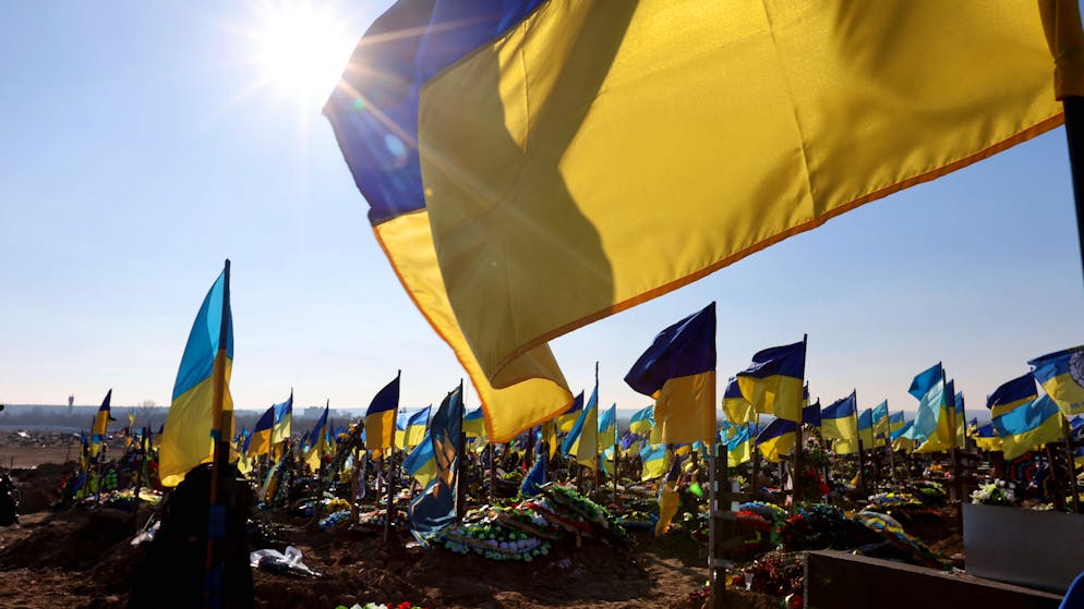 Chronik des Kriegsausbruchs: Der 24. Februar 2022 in Bildern. <strong>23:00 Uhr</strong> – Ukrainische Männer im Alter von 18 bis 60 Jahren können das Land aufgrund der Einführung des Kriegsrechts in der Ukraine nicht verlassen. Die Verluste der ukrainischen Armee betrugen am ersten Tag 137 Tote und 316 Verwundete. 