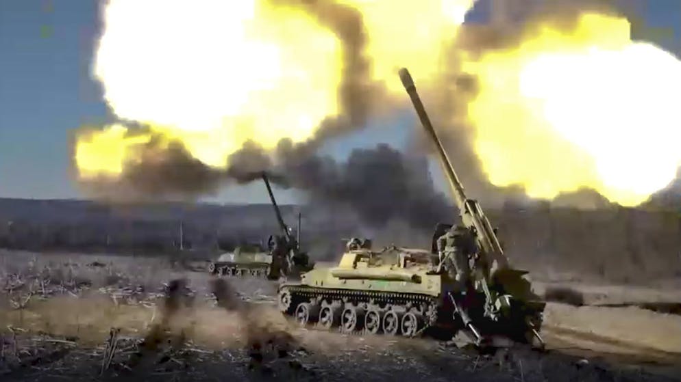Russische Artillerie feuert an einem unbekannten Ort in der Ukraine auf feindliche Ziele.