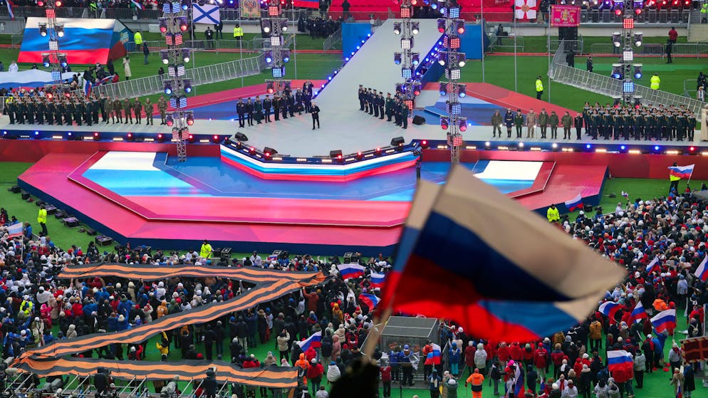 Ein Jahr Krieg in der Ukraine – in Kiew und in Moskau. Präsident Putin spricht am 22. Februar 2023 im Moskauer Luschniki-Stadion zu der Menge.