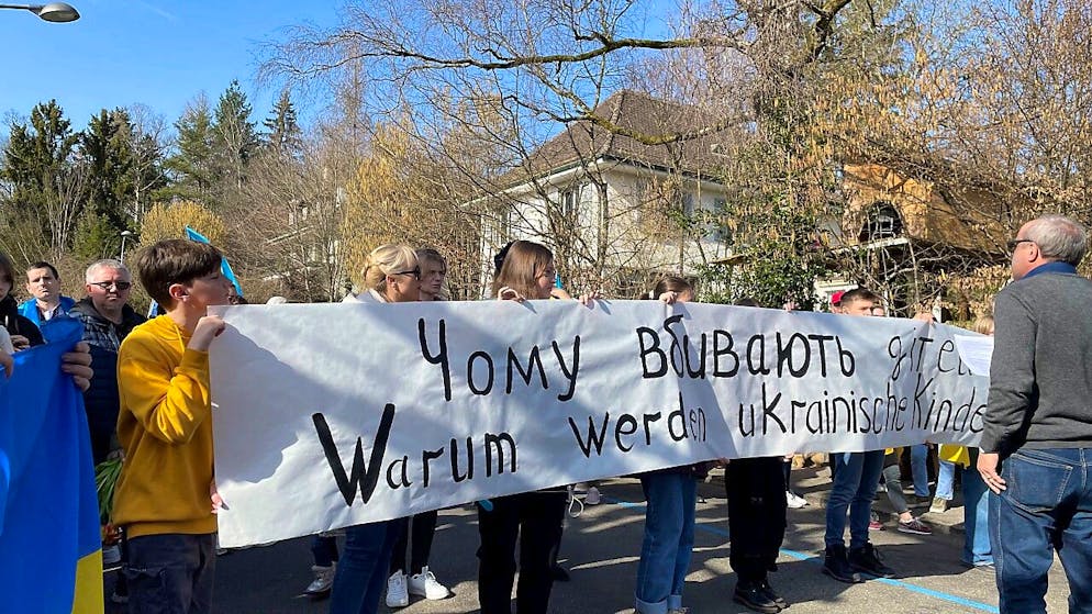 Unweit der russischen Botschaft in Bern demonstrierten am Donnerstag Ukrainerinnen und Ukrainer gegen den Krieg.