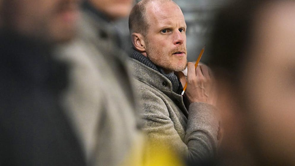 Berns Trainer Toni Söderholm verfolgt das Geschehen in Rapperswil skeptisch