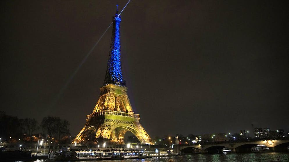 Der Eiffelturm erstrahlte am Donnerstagabend in den ukrainischen Farben. 