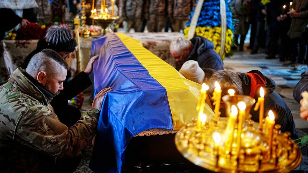 Ein Jahr Krieg in der Ukraine – in Kiew und in Moskau. Trauernde nehmen in der Wladimirkathedrale Abschied von dem gefallenen Soldaten Jurij Strojew.