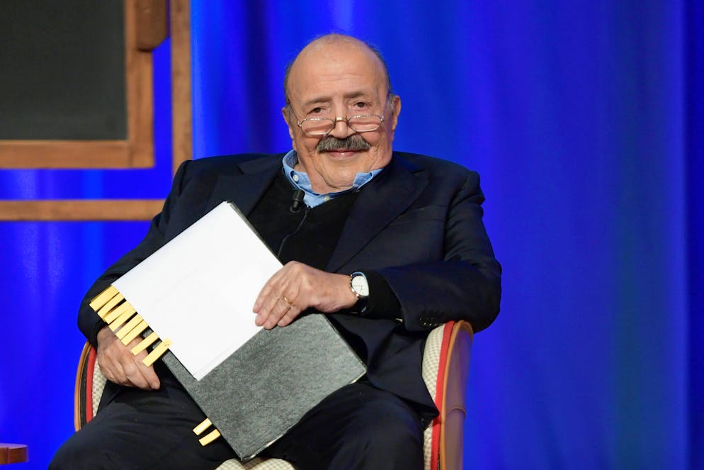 È morto Maurizio Costanzo. Maurizio Costanzo in una foto del novembre 2021 durante le riprese del «Maurizio Costanzo Show».