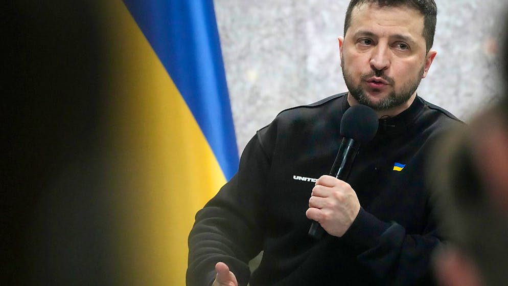Der ukrainische Präsident Wolodymyr Selenskyj spricht während seiner Pressekonferenz anlässlich des einjährigen Jahrestages des Ukraine-Krieges. Foto: Efrem Lukatsky/AP/dpa