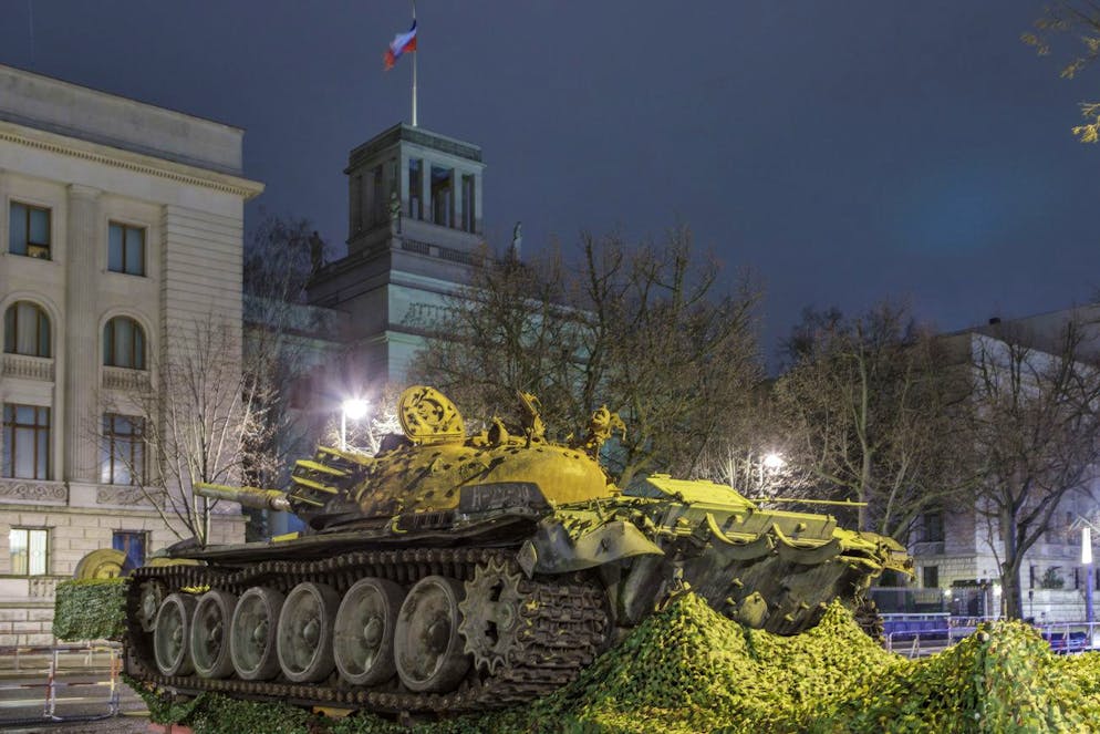 24 février 2023, Berlin : l'épave d'un char russe T-72 se dresse devant l'ambassade de Russie à Berlin.