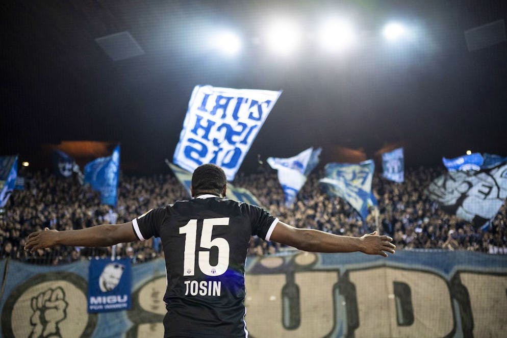 Aiyegun Tosin lässt sich beim Zürcher Derby von der Südkurve feiern.