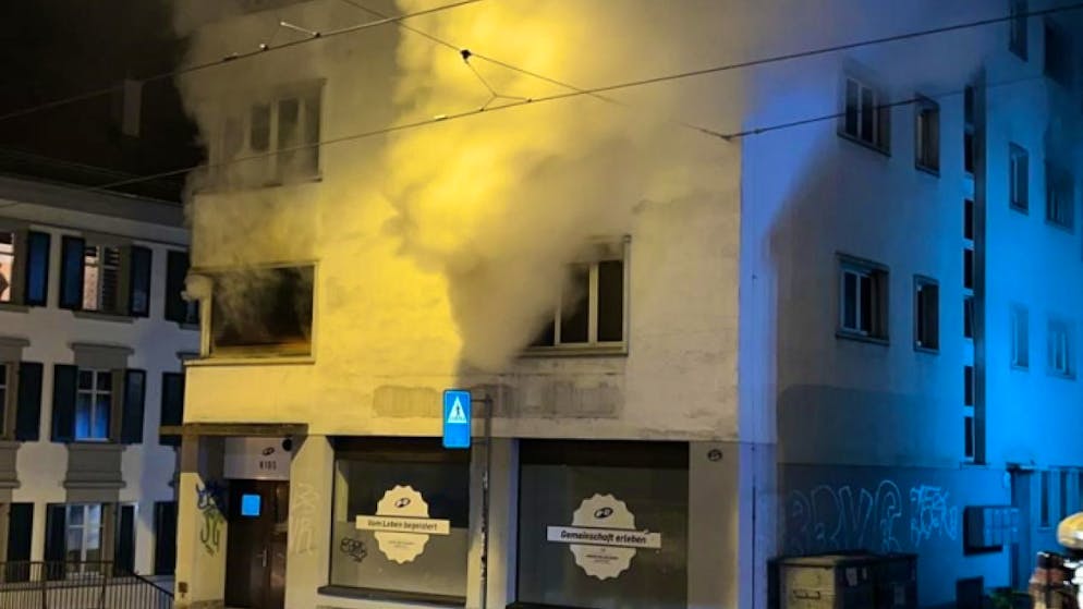 In St. Gallen ist am späten Donnerstagabend ein Feuer in einem Mehrfamilienhaus ausgebrochen. Sechs Bewohnerinnen und Bewohner wurden laut Polizei mit Verdacht auf Rauchgasvergiftung ins Spital gebracht.