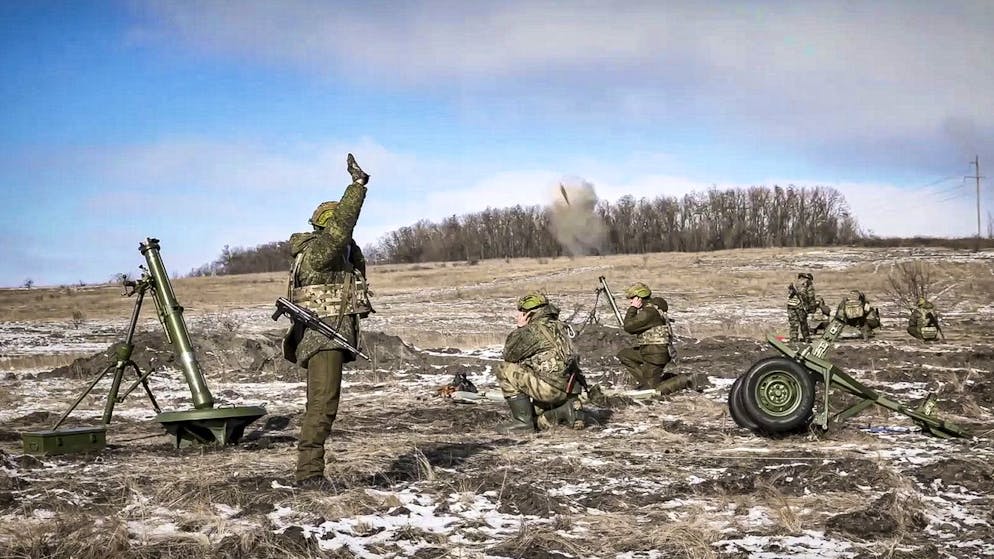 Russische Soldaten feuern Mitte Februar an einem unbekannten Ort in der Ukraine auf ukrainische Stellungen. 