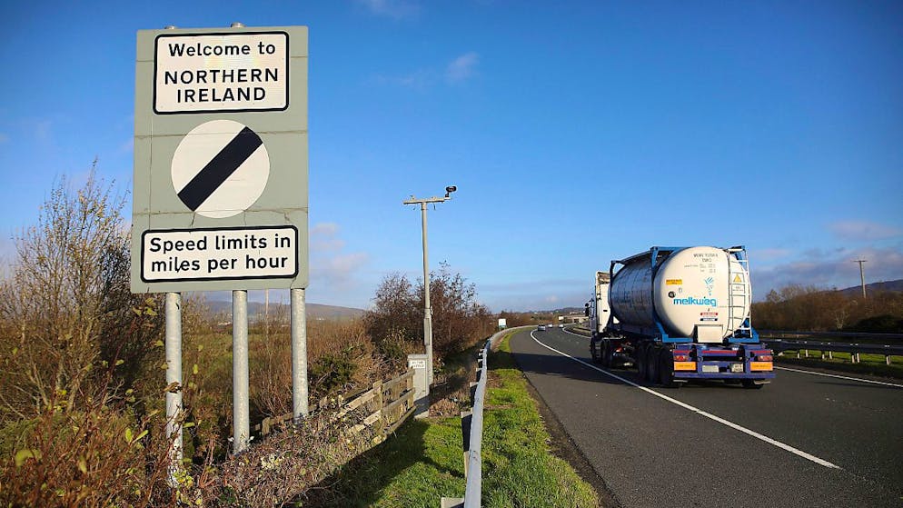ARCHIV - Ein Straßenschild mit der Aufschrift «Willkommen in Nordirland» steht am Straßenrand an der Grenze zwischen Nordirland und der Republik Irland. Foto: Peter Morrison/AP/dpa