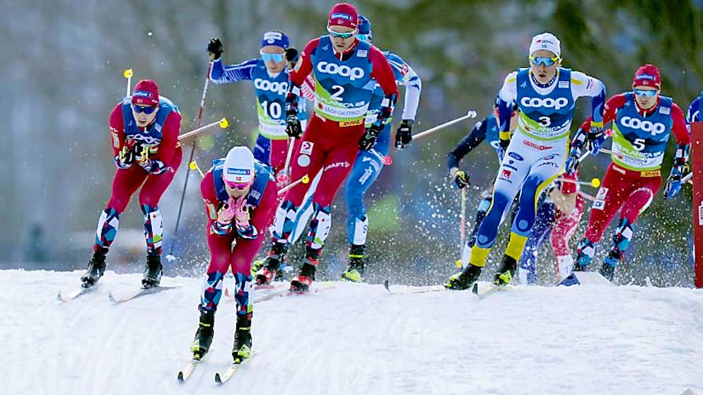 Johannes Hösflot Klaebo führt das Feld im Skiathlon an - am Ende schnappt sich Simen Hegstad Krüger den Sieg.