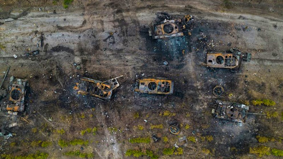 Zerstörte russische Panzerfahrzeuge stehen am 31. März 2022 am Stadtrand von Kiew. 