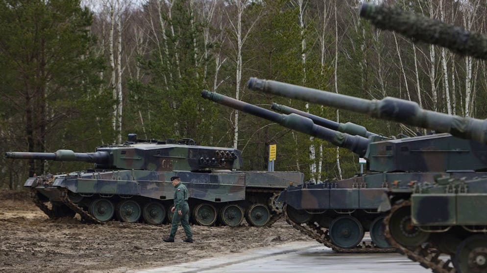 Ein polnischer Soldat steht bei einer Übung bei Leopard-Kampfpanzern. 