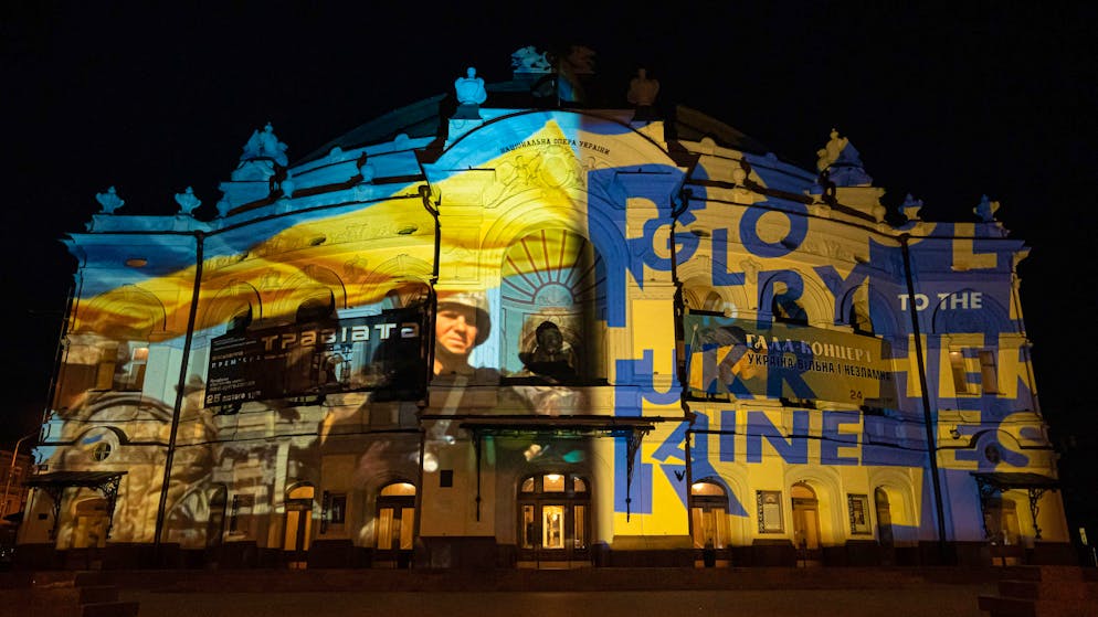 Ein Jahr Krieg in der Ukraine – in Kiew und in Moskau. Eine Installation des Schweizer Lichtkünstlers Gerry Hofstetter erscheint am Vorabend des Jahrestags auf der Oper in Kiew.
