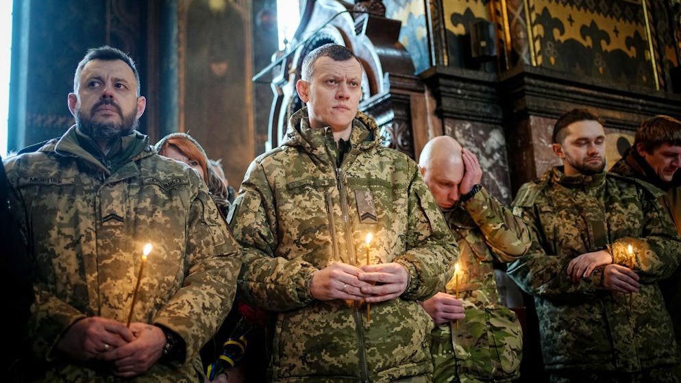 Ein Jahr Krieg in der Ukraine – in Kiew und in Moskau. Kameraden des gefallenen Soldaten Jurij Strojew nehmen Abschied.