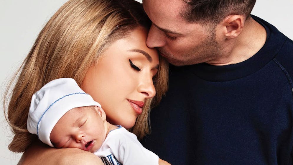 Doppeltes Babyglück für Paris Hilton und Chrissy Teigen. Diese Stars wurden 2023 Eltern