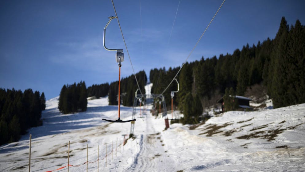 Tief gelegene Schweizer Skigebiete – hier Brambrüesch bei Chur – müssen den Betrieb einstellen, während österreichische Destinationen auf gleicher Höhe beste Pistenverhältnisse bieten.