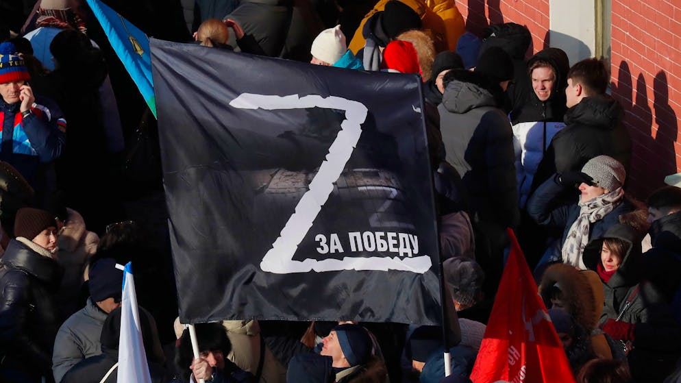 Ein Jahr Krieg in der Ukraine – in Kiew und in Moskau. Auch in St. Petersburg präsentieren Russen «Z»-Symbole, um ihre Unterstützung der russischen Armee in der Ukraine kundzutun.