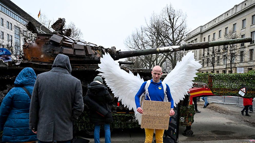 Solidarietà con Kiev. Rottame di un carro armato davanti all'ambasciata russa a Berlino