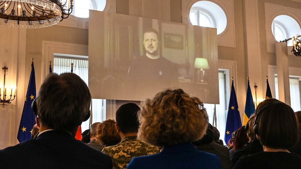 Der ukrainische Präsident Wolodymyr Selenskyj spricht per Videoschalte auf einer Gedenkveranstalung im Sitz des deutschen Präsidenten, dem Schloss Bellevue in Berlin.