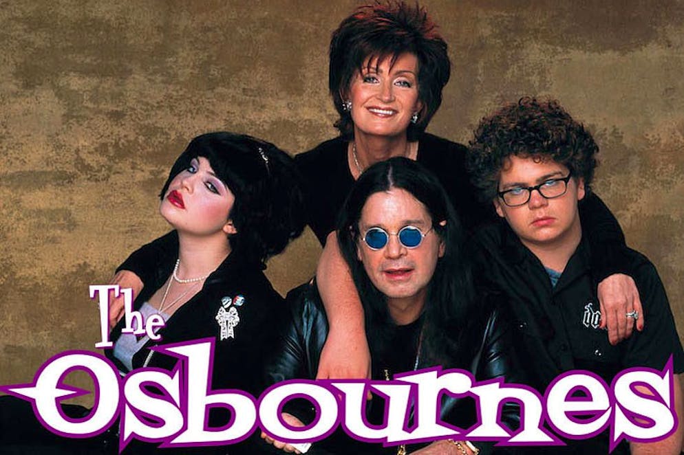Promis & Reality-TV:  Wann das Öffnen der Tür zur Villa Sinn macht. Rocker Ozzy Osbourne und seine Familie landeten den ersten grossen Promi-Reality-TV-Hit. Dank «The Osbournes» konnten Ozzys Frau Sharon und Tochter Kelly eigene Karrieren als TV-Moderatorinnen starten.