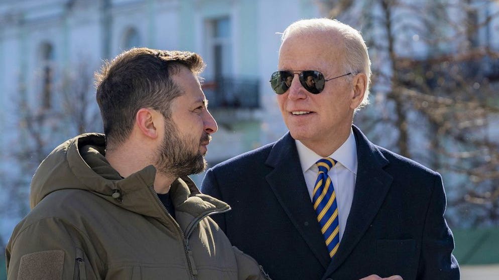 Der ukrainische Präsident Wolodimir Selenskyj (l.) mit US-Präsident Joe Biden bei dessen Überraschungsbesuch in Kiew am 20. Februar 2023. 